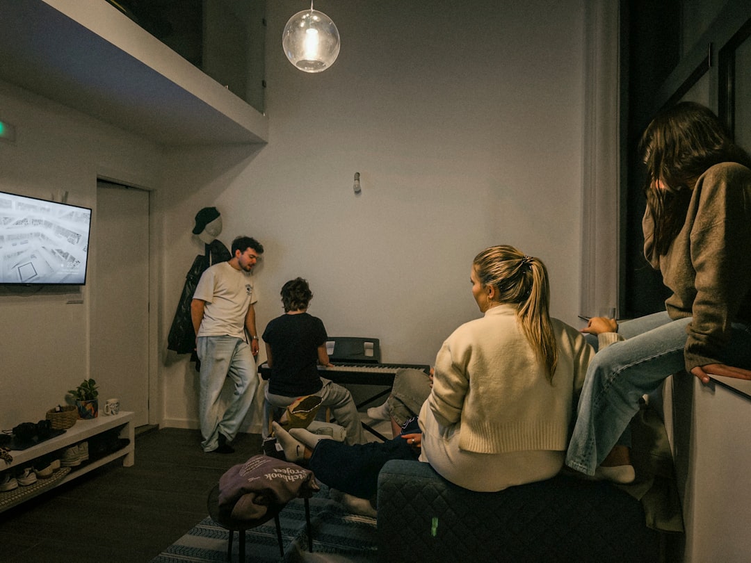 Roommates: A Hindi-Dubbed Comedy Drama Reviewed