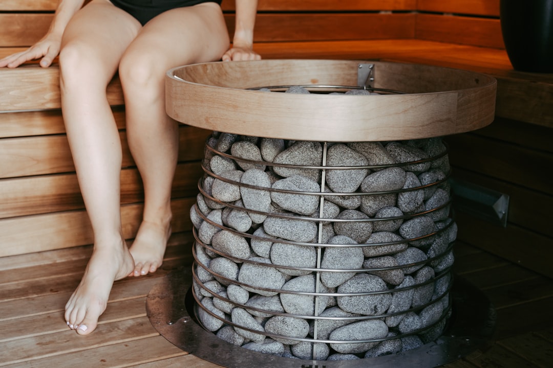 Rhonda Patrick Rethinks Sauna Use: Updated Insights and Practices