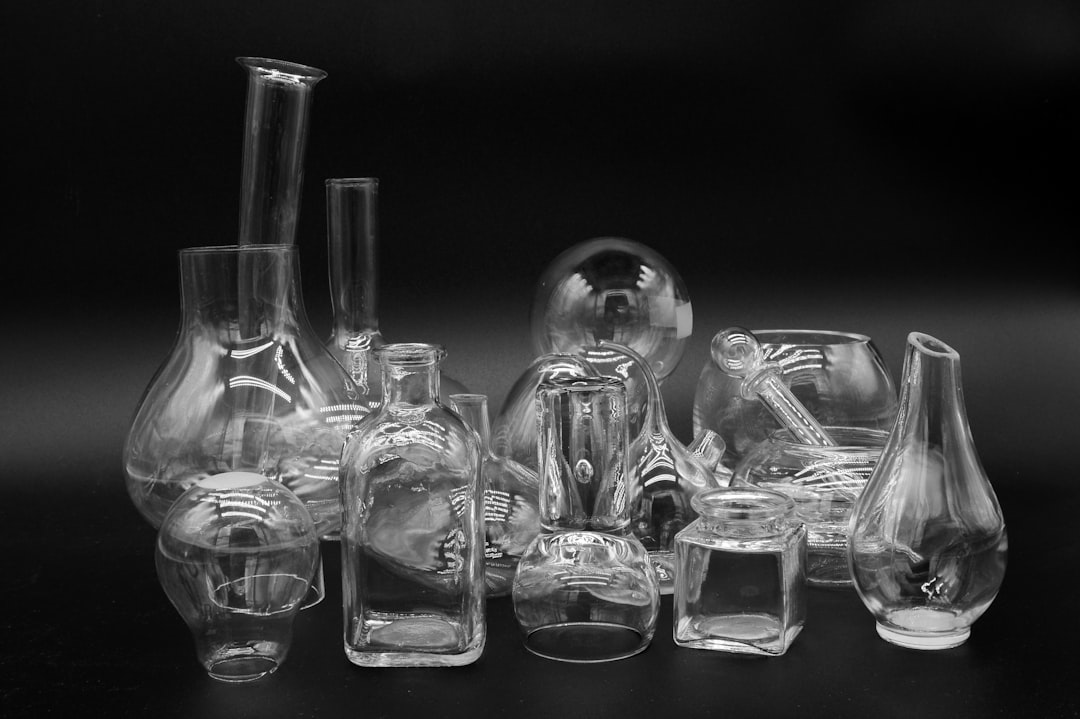 Physicists Discover Aging Reversal in Glass: Implications for Time and Entropy